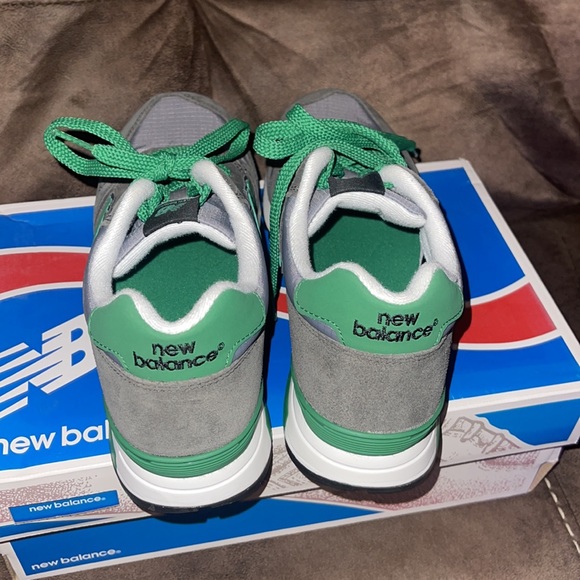 men’s new balance classics sneakers - Picture 4 of 4